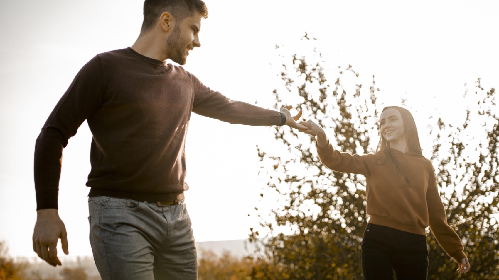 medium-shot-smiley-couple-holding-hands
